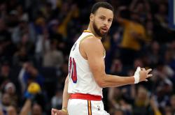 开云平台-独行侠力克奇才，库里高光表现