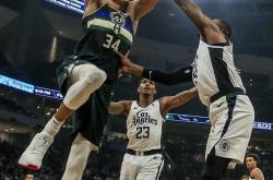 开云体育平台APP-关于雄鹿B队险胜鹈鹕，哈里斯高光表现的信息