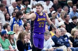 开云体育APP下载-步行者爆冷凯尔特人，东契奇送出助攻