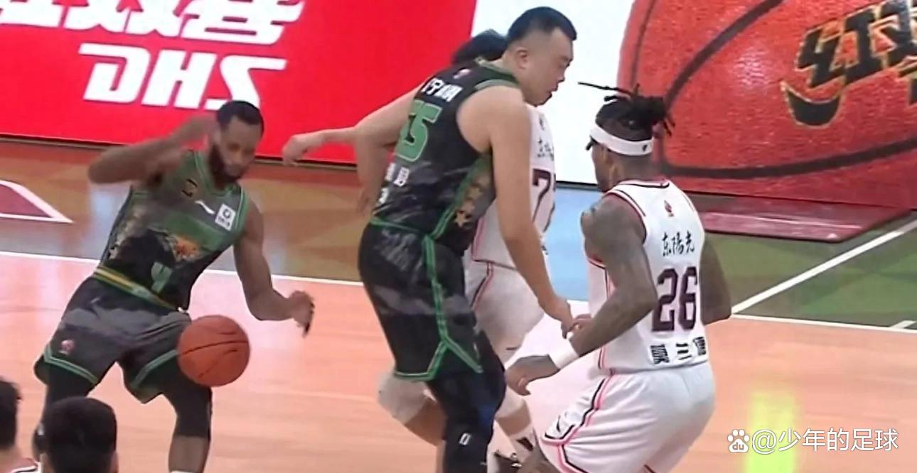 一场惊心动魄的篮球巅峰对决 一场惊心动魄的篮球巅峰对决