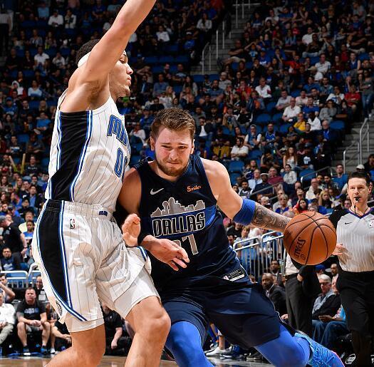 包含独行侠轻取江苏队，武切维奇统治全场的词条