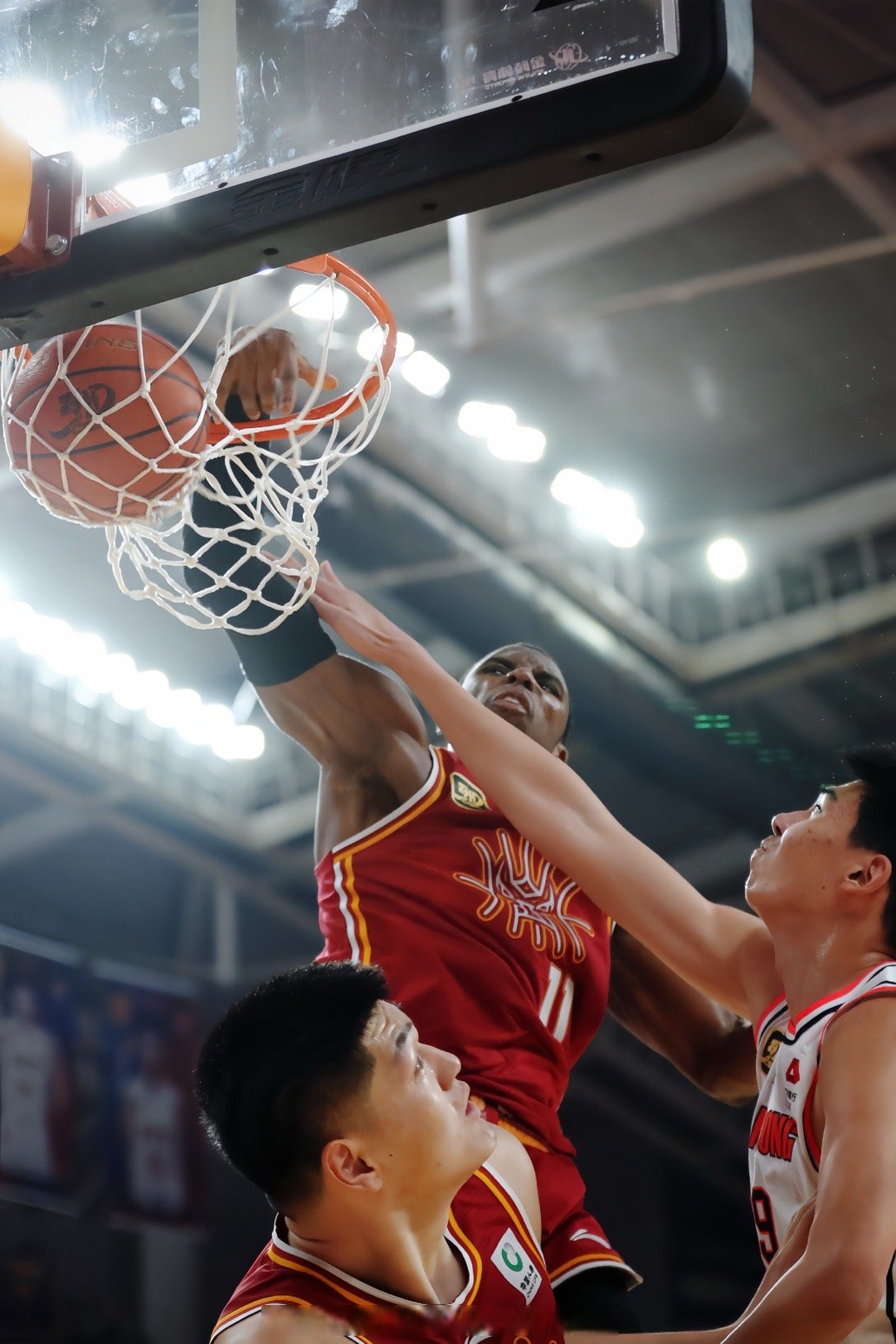 北京男篮后卫突破得分,帮助球队赢球 北京男篮后卫突破得分,帮助球队赢球