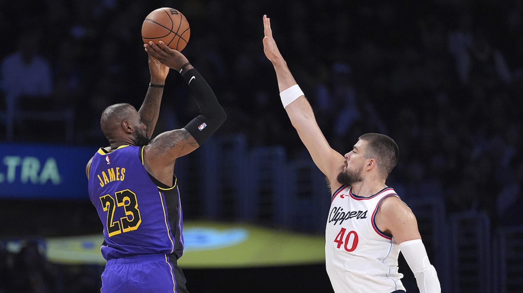 开拓者阿德击败雷霆，豪取胜利的简单介绍