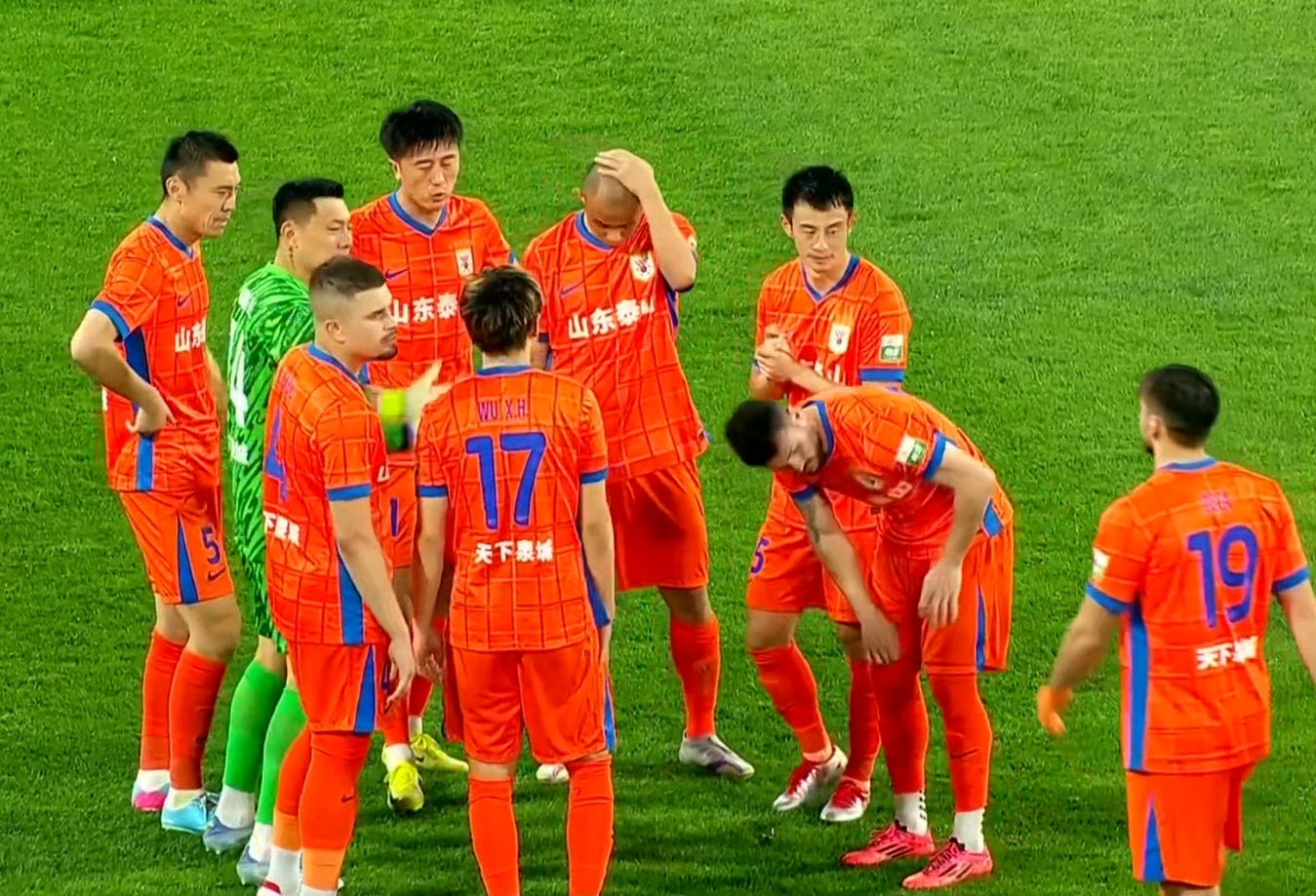 包含球队在疲劳的争夺中获胜，晋级半决赛的词条