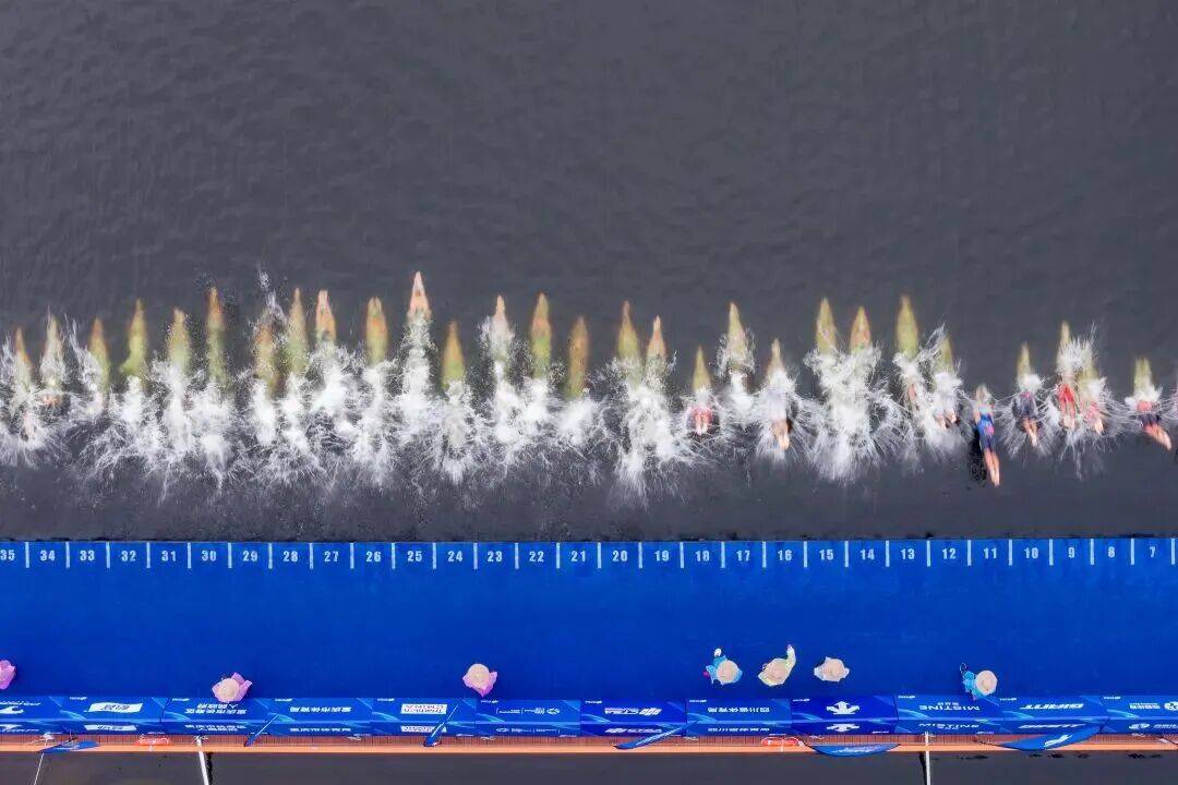 铁人三项男子团体决赛选手激战至最后一刻的简单介绍