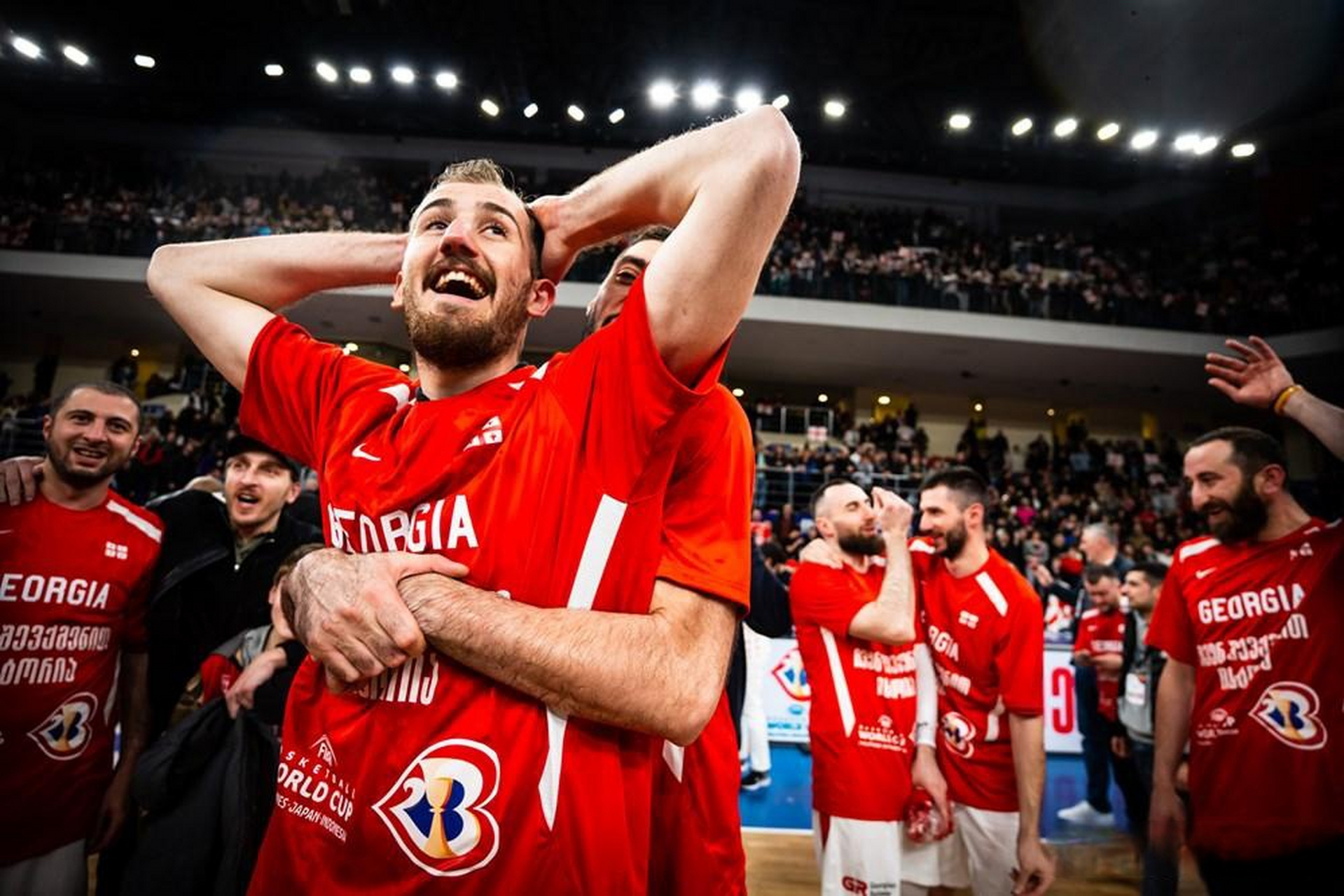 包含瓦伦西亚惊险晋级，小组形势充满变数的词条