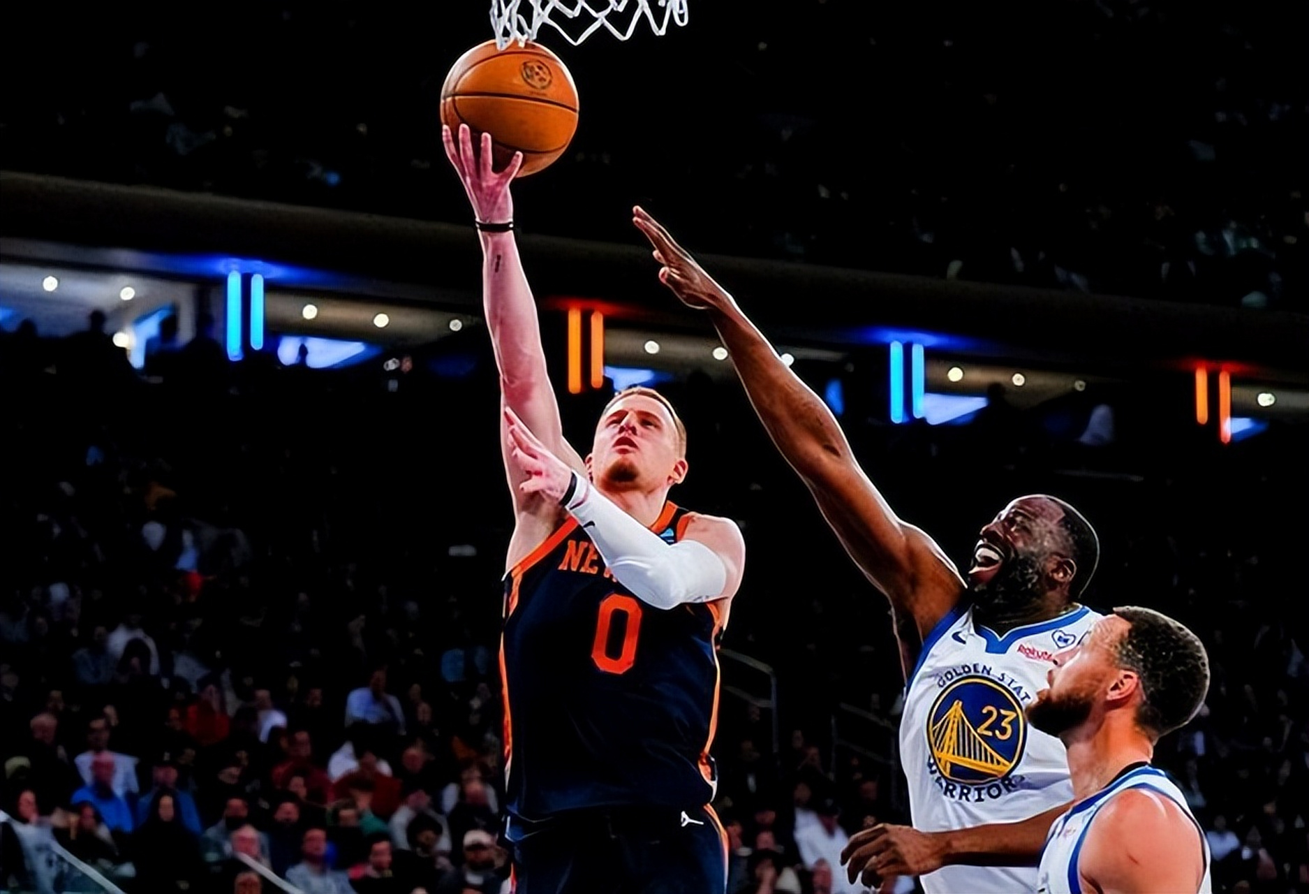 包含上海队轻取尼克斯，保罗状态火热的词条