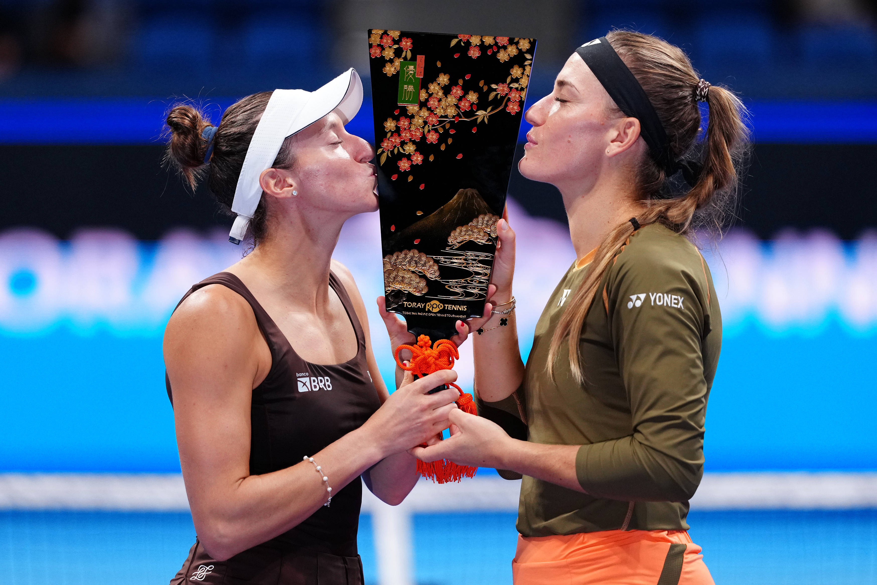 包含日本网球队轻取英国网球队，克耶高斯绝境逆转的词条