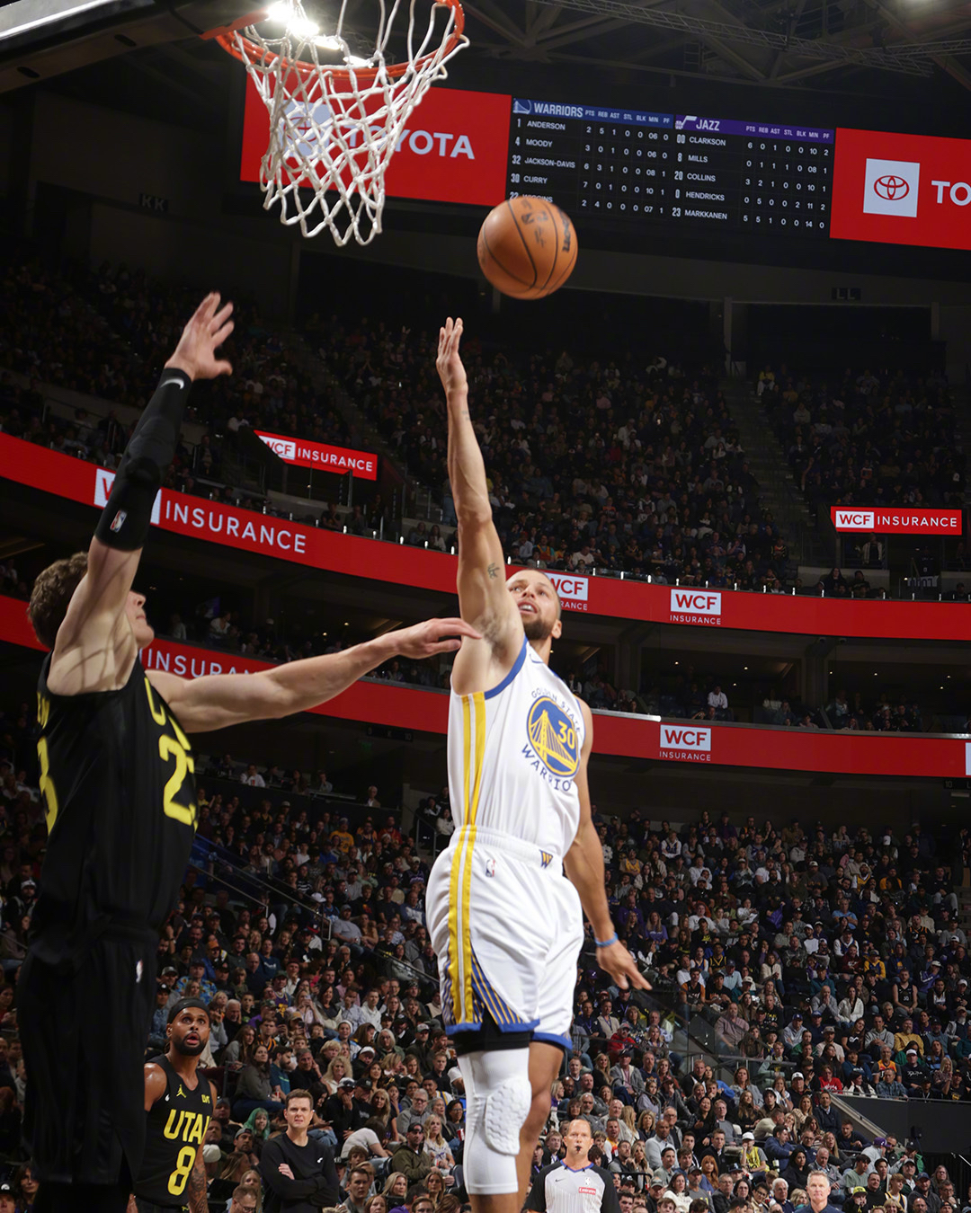 热火完胜尼克斯，库里送出助攻