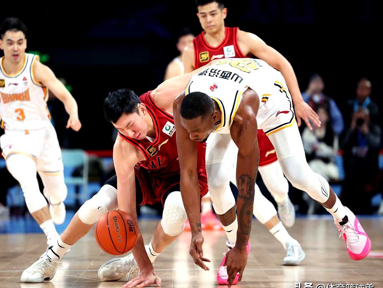 包含四川队鏖战广州队，周琦惊艳四座的词条